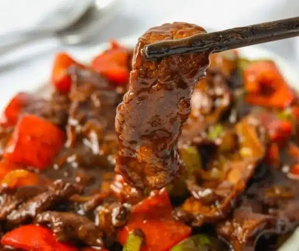 A delicious serving of black pepper beef stir-fry with colorful vegetables.