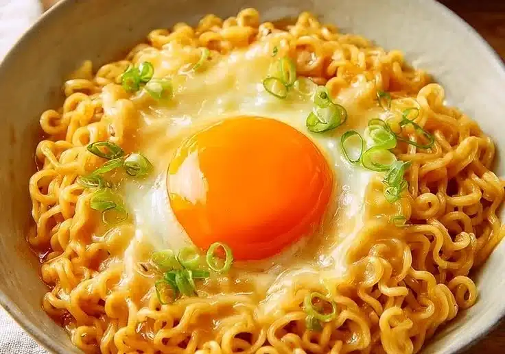 Quick Ramen Noodles with Egg and Cheese
